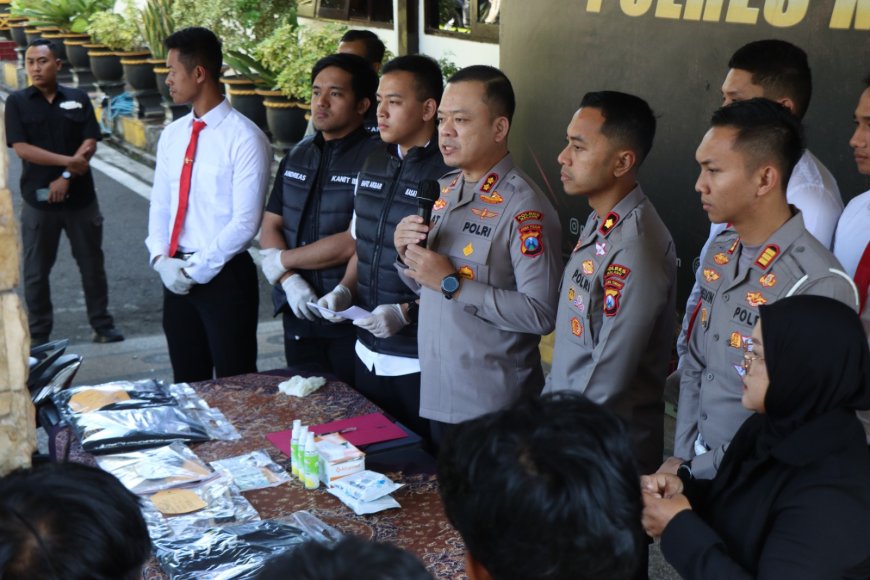 Dua Pemuda Tak Berkutik saat Diamankan Polisi karena Bawa Sajam