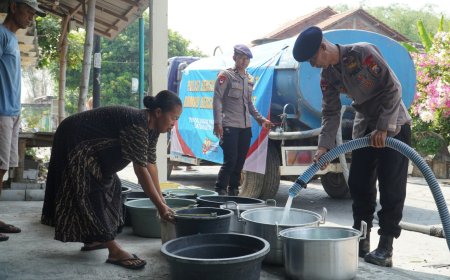 Brimob Polda Jatim Salurkan 40 Ribu Liter Air Bersih untuk Warga Gresik dan Sidoarjo